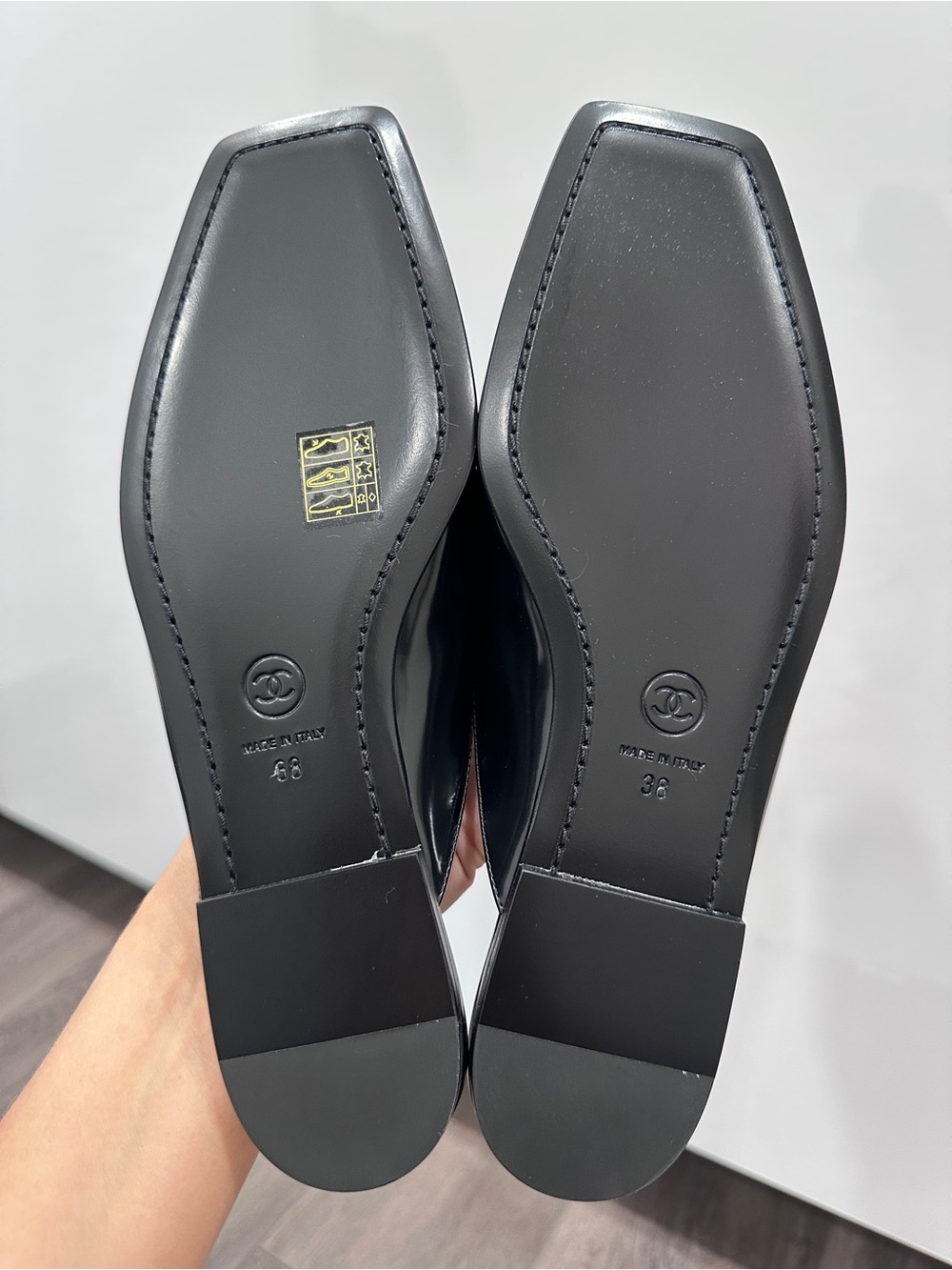 CHANEL NEW 2026 Black Patent Leather Slip-On Loafers SLIDES Gold CC HW size 38 - Picture 14 of 14
